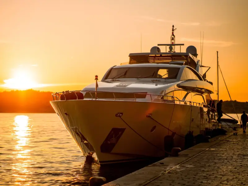Yacht im Hafen bei Sonnenuntergang